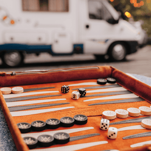 Premium reisebackgammon i semsket skinn - Cognacfarget