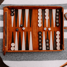 Last inn bildet i Galleri-visningsprogrammet, Premium reisebackgammon i semsket skinn - Cognacfarget