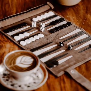 Backgammon reisespill i semsket skinn - Farge: Mocca