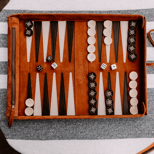 Premium reisebackgammon i semsket skinn - Cognacfarget